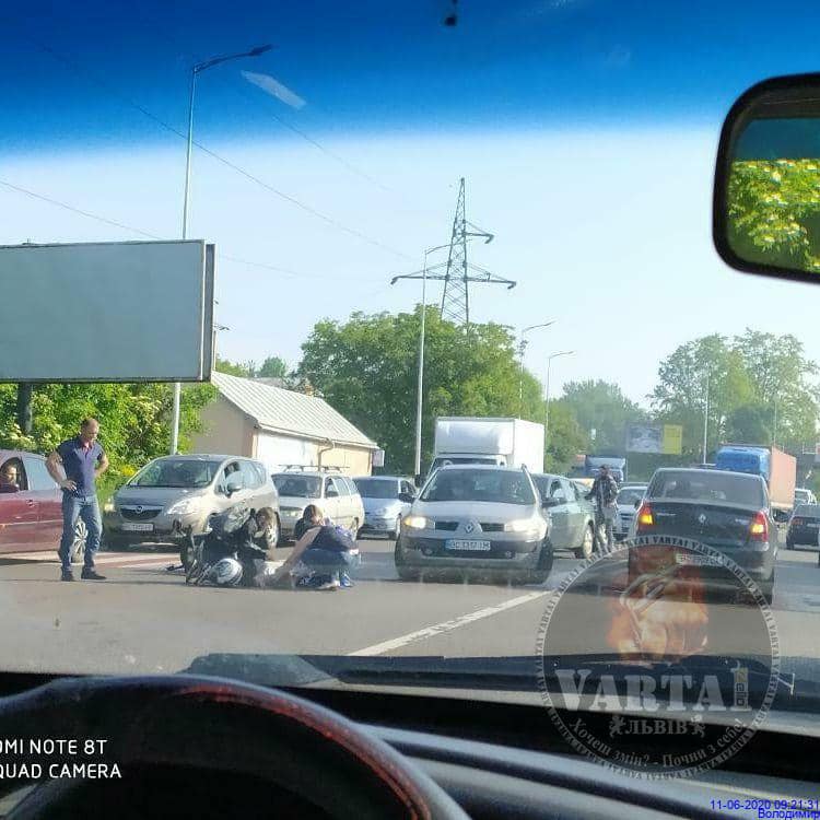 У Львові автомобіль збив пішохода. Фото: Варта1