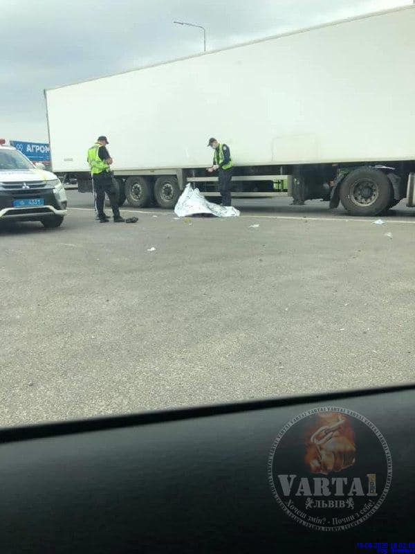 На об&rsquo;їзній Львова вантажівка збила чоловіка. Фото: Варта1