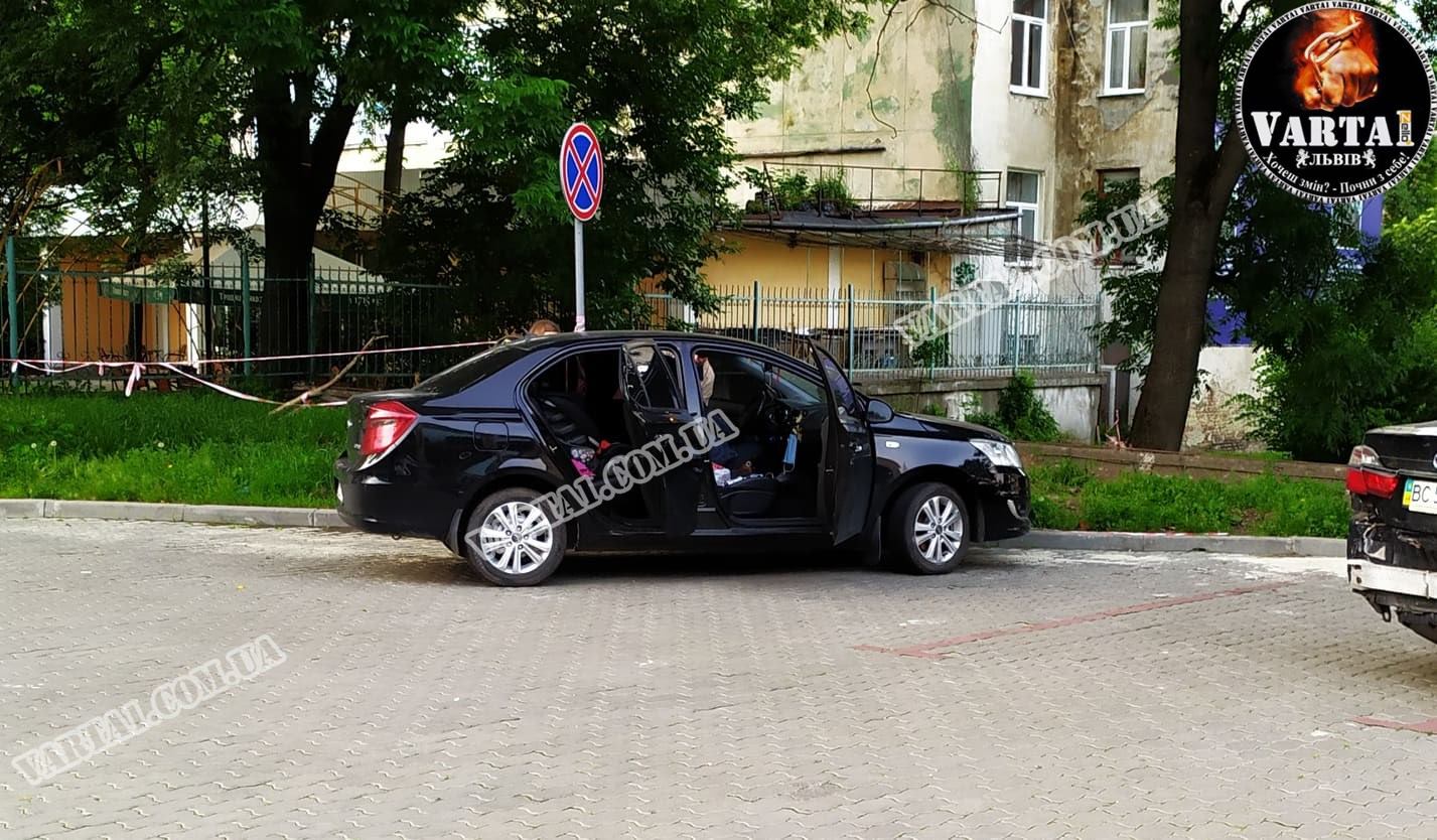 На Городоцькій в автомобілі виявили труп чоловіка. Фото: Варта1