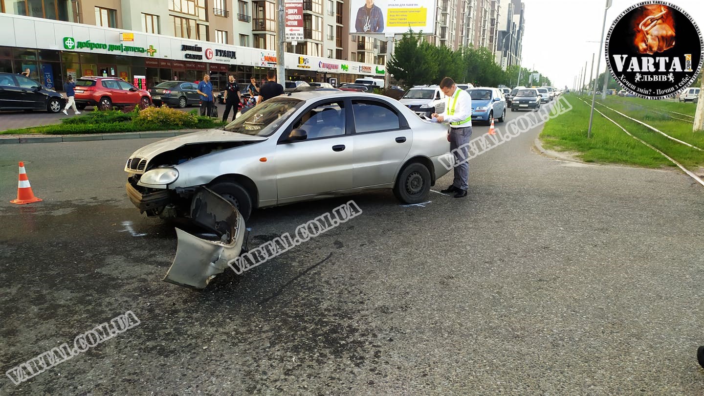 У Львові на вулиці княгині Ольги автомобіль патрульних потрапив у ДТП. Фото: Варта1