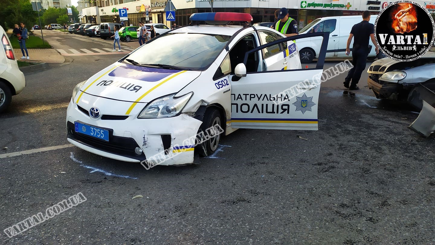 У Львові патрульні потрапили в ДТП. Фото: Варта1