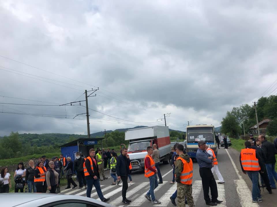 На Львівщині люди влаштували безстрокову акцію, перекривши трасу Львів-Ужгород. Фото: Остап Стахів
