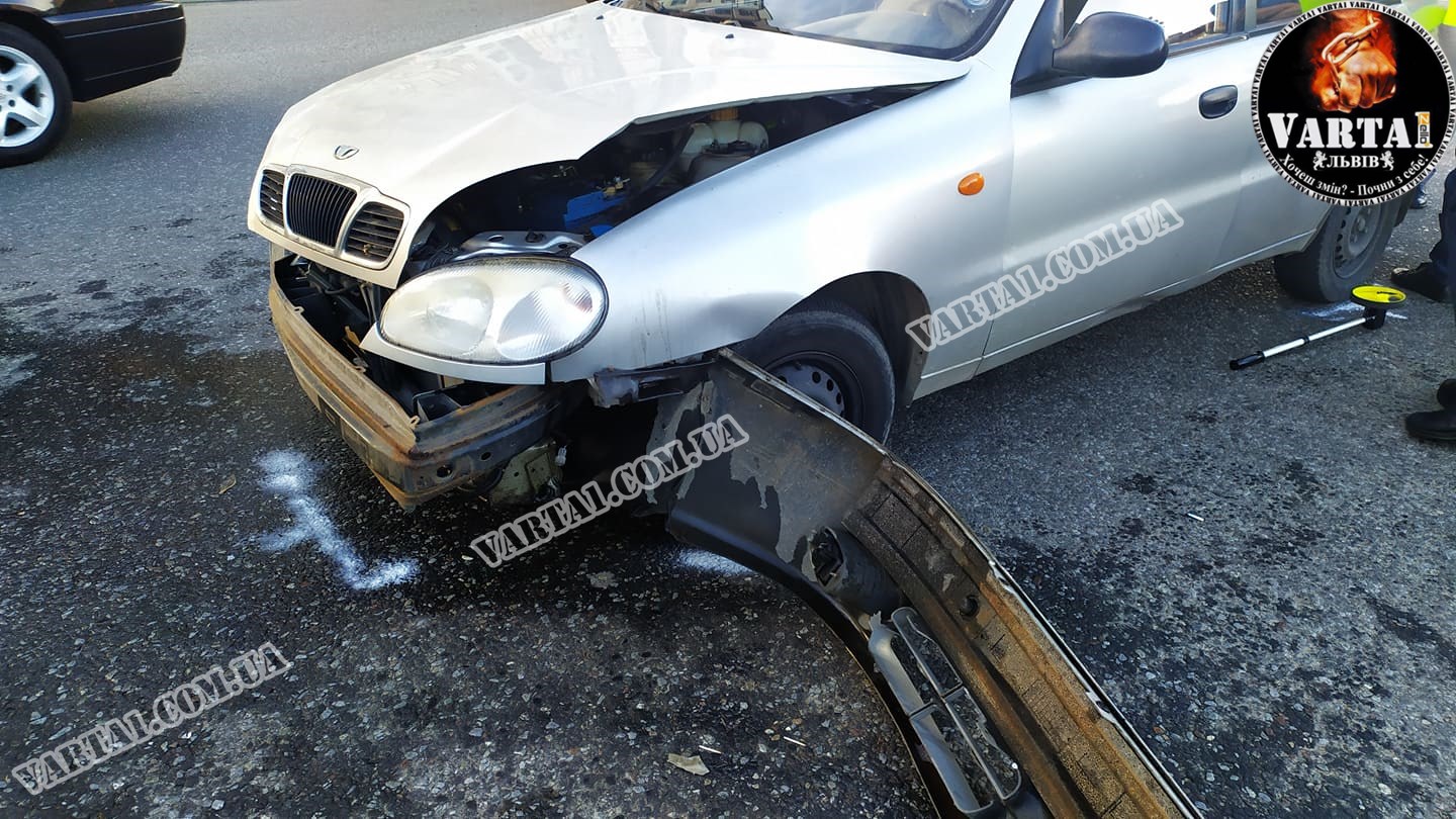 Автомобіль патрульних зіткнувся з Ланосом. Фото: Варта1