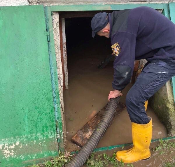 Рятувальники викачували воду. Фото: ДСНС Львівщини