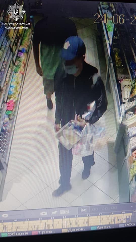 У Львові продавчиня затримала грабіжника до приїзду поліції. Фото патрульної поліції Львівщини