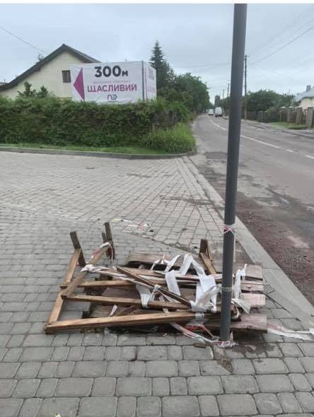 Світлина пошкодженого тротуару до ремонту. Фото: Anna Prod