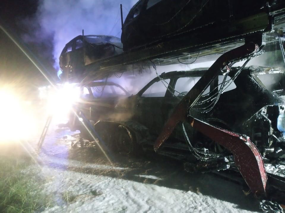 На Львівщині згоріло 4 автомобілі на лафеті. Фото: ДСНС Львівщини