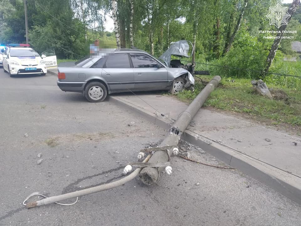 У Львові нетверезий вовій за кермом автомобіля Audi врізався в електроопору. Фото поліції
