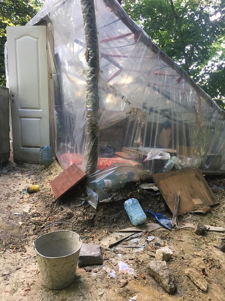 У львівському парку «Високий Замок» двоє чоловіків, які представились священослужителями, намагались незаконно збудувати церкву. Фото: Євген Бойко