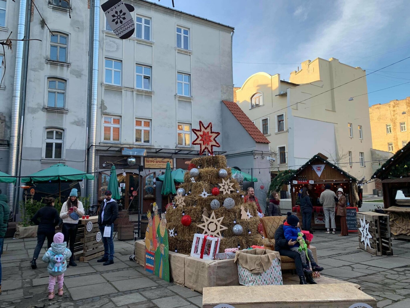 У Львові відкрили ще одну святкову локацію з ялинкою і будиночками зі смаколиками. Фото: 032.ua