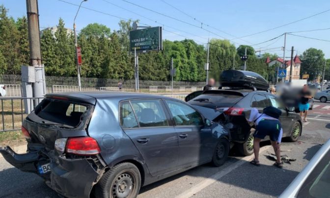 На вулиці Княгині Ольги зіткнулися пʼять автомобілів – є постражадала