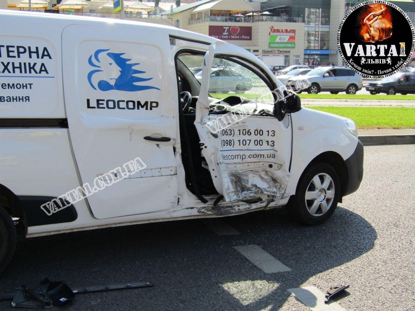 У Львові сталась ДТП за участі мотоцикла і автомобіля. Фото: Варта1