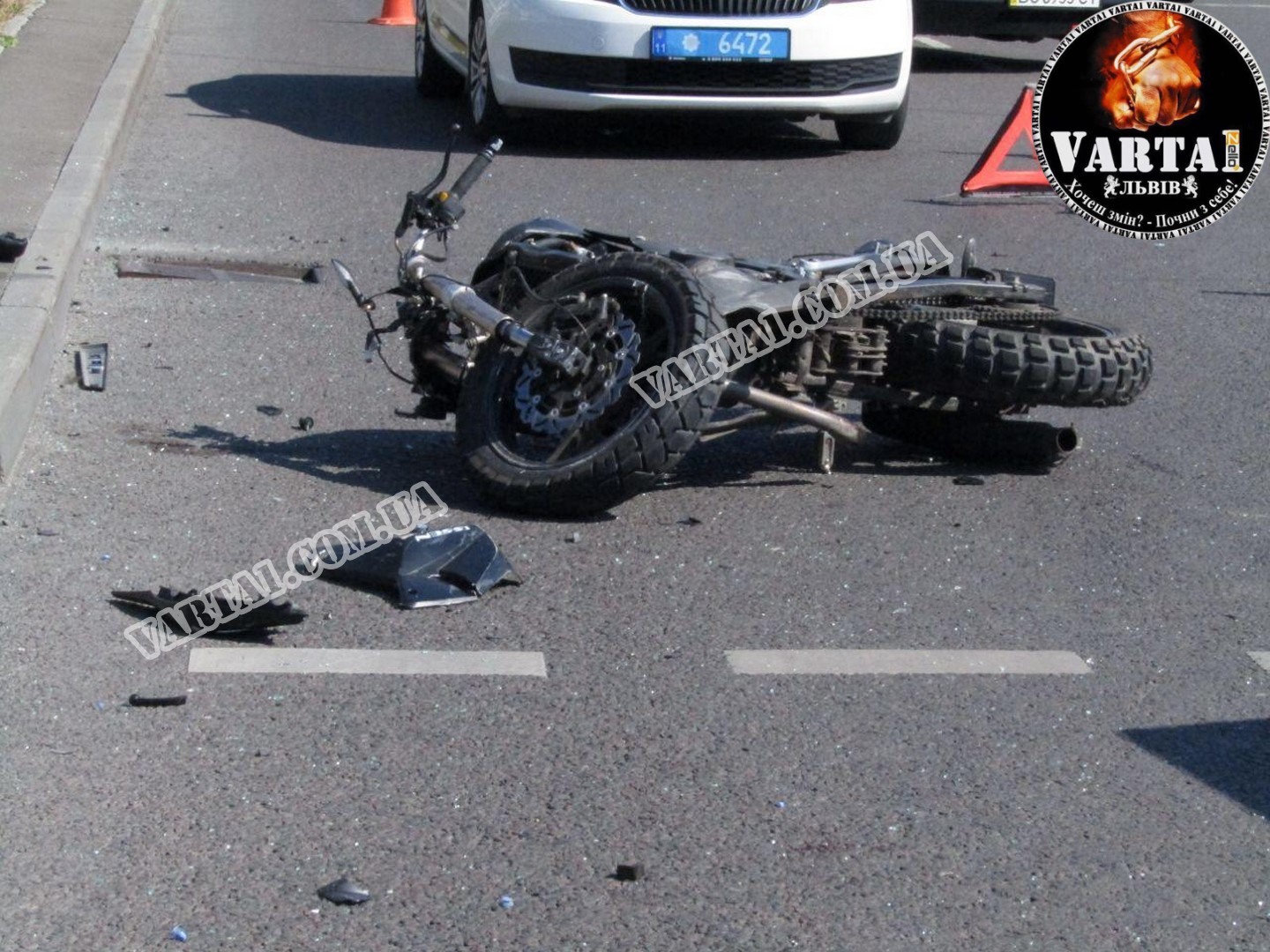 У Львові сталась ДТП за участі мотоцикла і автомобіля. Фото: Варта1
