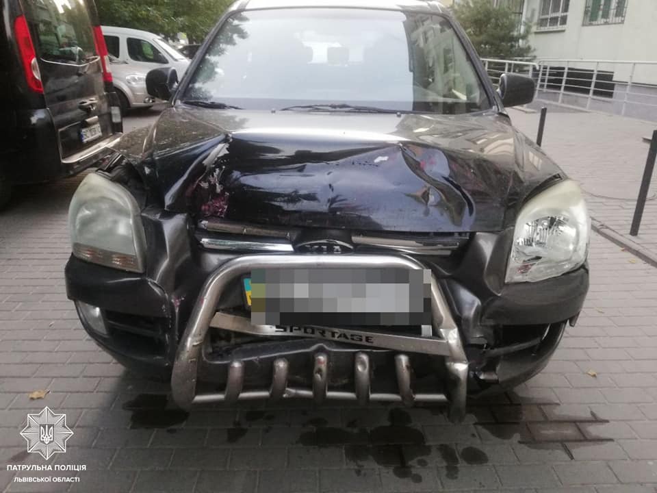 У Львові п&rsquo;яний водій Kia Sportage в&rsquo;їхав в автомобіль ВАЗ. Фото поліції