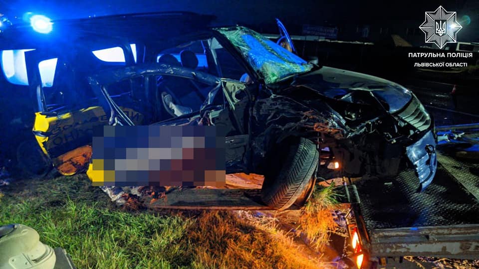 Біля Львова у ДТП загинула жінка через таксиста під наркотиками. Фото поліції