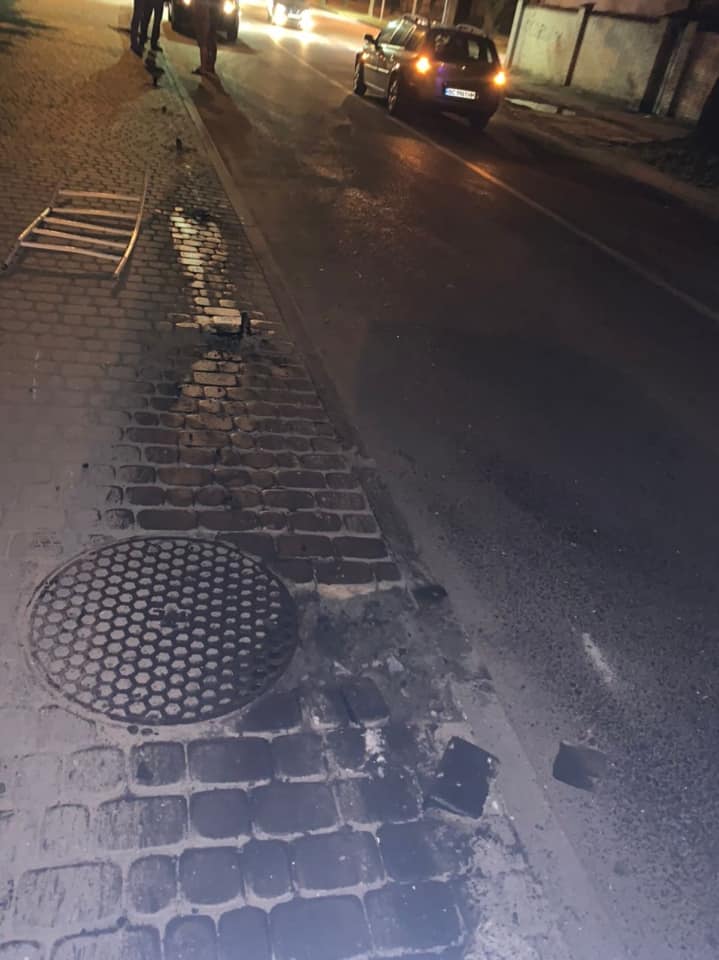 На Левандівці п&rsquo;яний водій мікроавтобуса зніс огорожу, врізався у стовп і травмавав пішоходів. Фото: Ігор Зінкевич