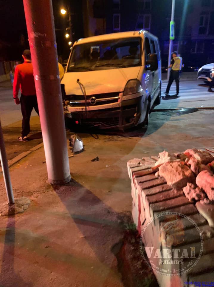 У Львові на Левандівці п&rsquo;яний водій мікроавтобуса зніс огорожу і врізався у стовп. Фото: Варта1