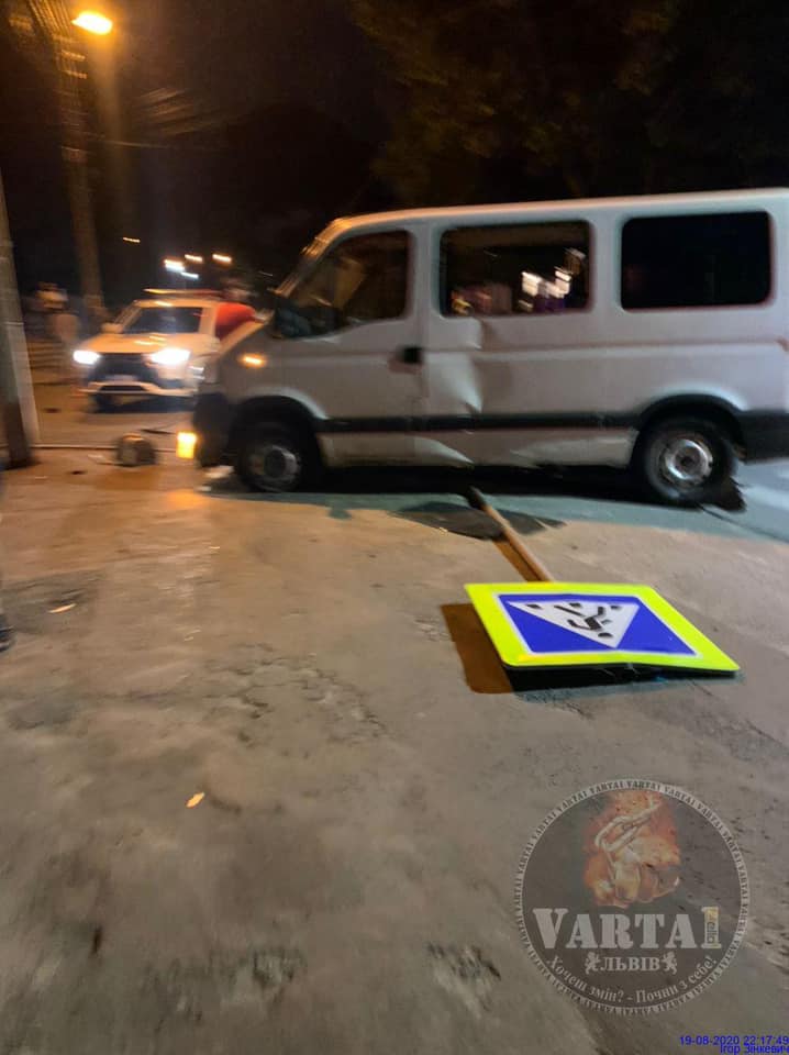 На Левандівці п&rsquo;яний водій мікроавтобуса зніс огорожу, врізався у стовп і травмавав пішоходів. Фото: Варта1