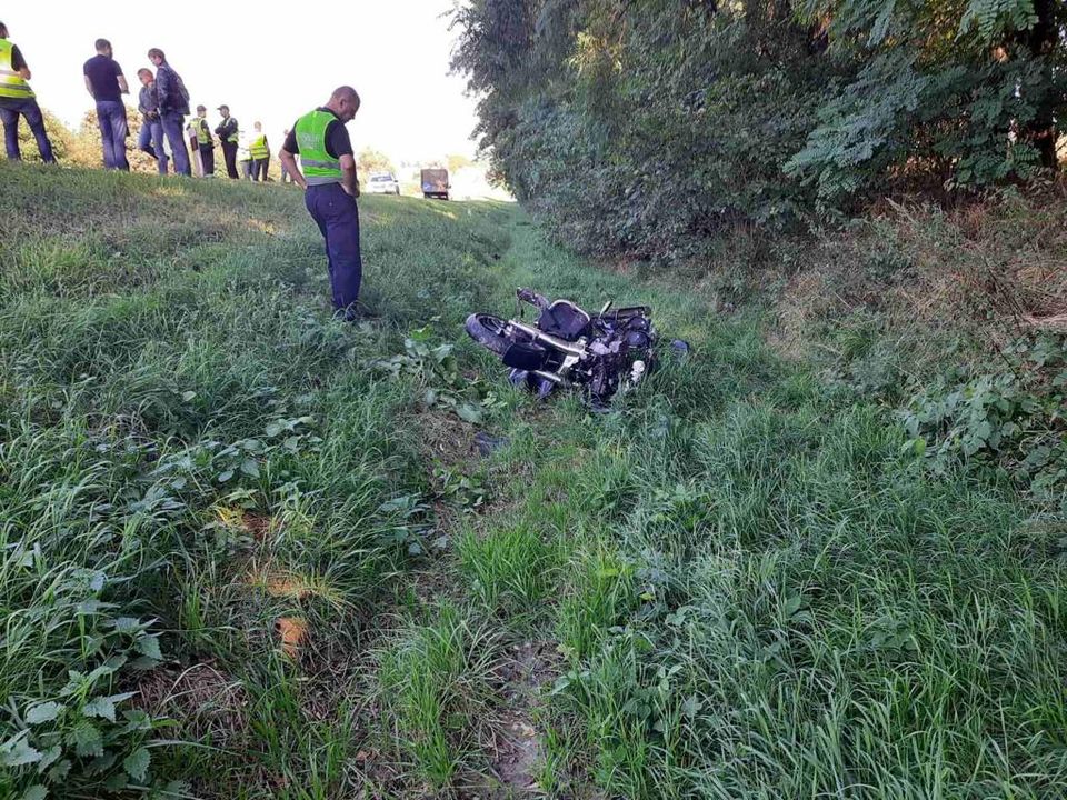 На Львівщині автомобіль збив подружжя на мотоциклі Herley-Devidson і втік. Фото поліції