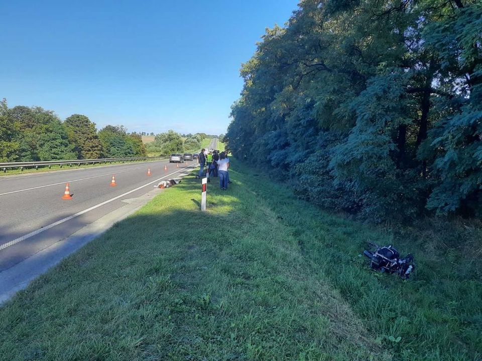 На Львівщині автомобіль збив подружжя на мотоциклі Herley-Devidson і втік. Фото поліції