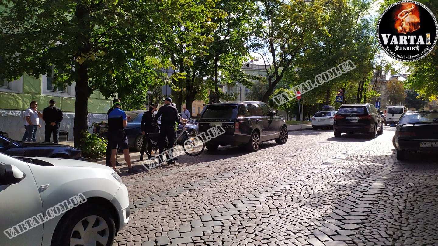 У центрі Львова Range Rover наїхав на патрульного. Фото: Варта1