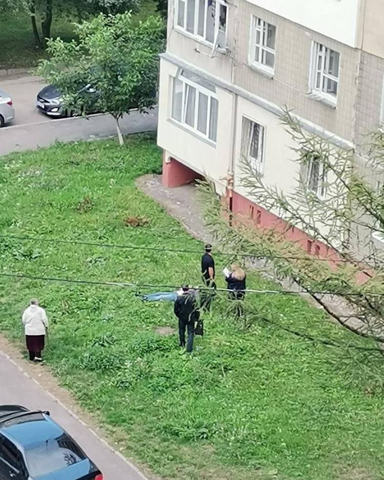 У Львові на Сихові з вікна багатоповерхівки випала людина. Фото очевидців