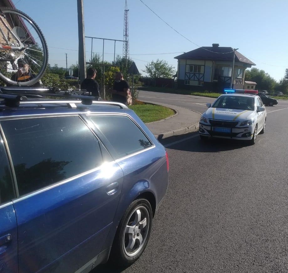 На Львівщині водій протягнув правоохоронця за автомобілем. Фото поліції