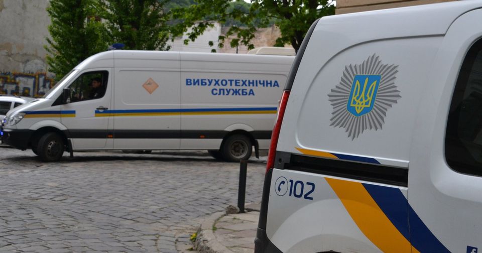 У Львові анонім повідомив про вибухівку у трамваї. Фото поліції