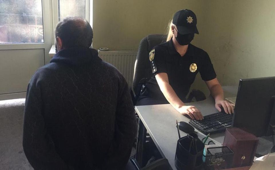 У Львові анонім повідомив про вибухівку у трамваї. Фото поліції