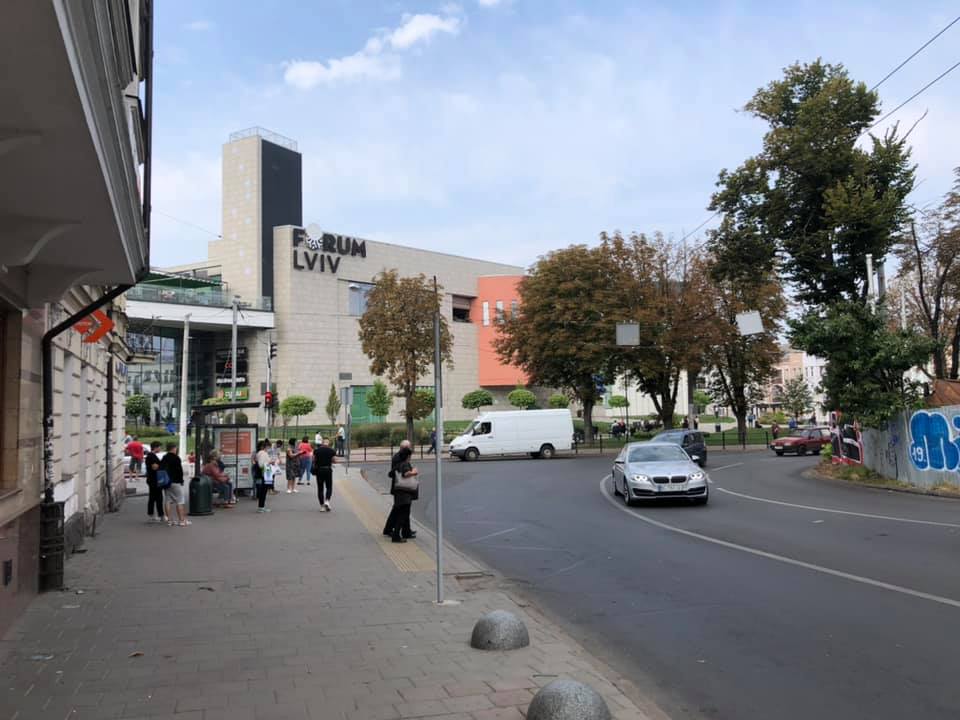 Зупинку громадського транспорту біля Forum Lviv перенесли. Фото: управління транспорту міськради