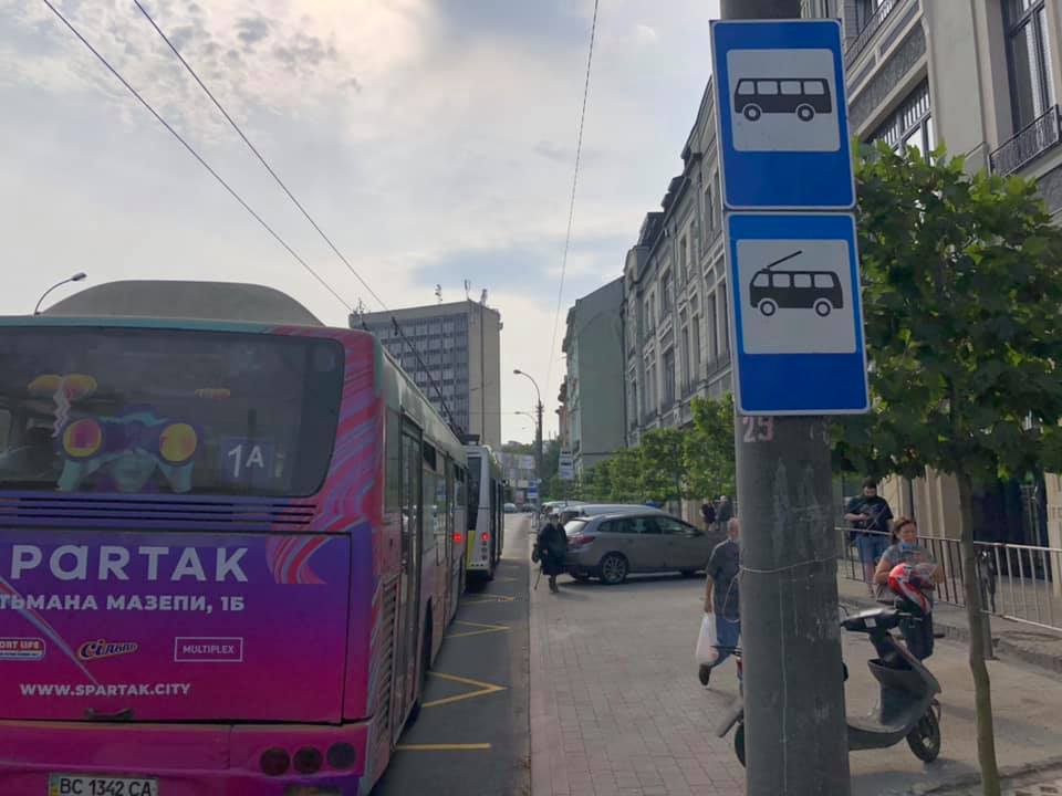 Зупинку громадського транспорту біля Forum Lviv перенесли. Фото: управління транспорту міськради
