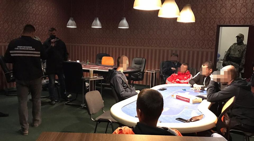 У Львові викрили гральний клуб. Фото поліції