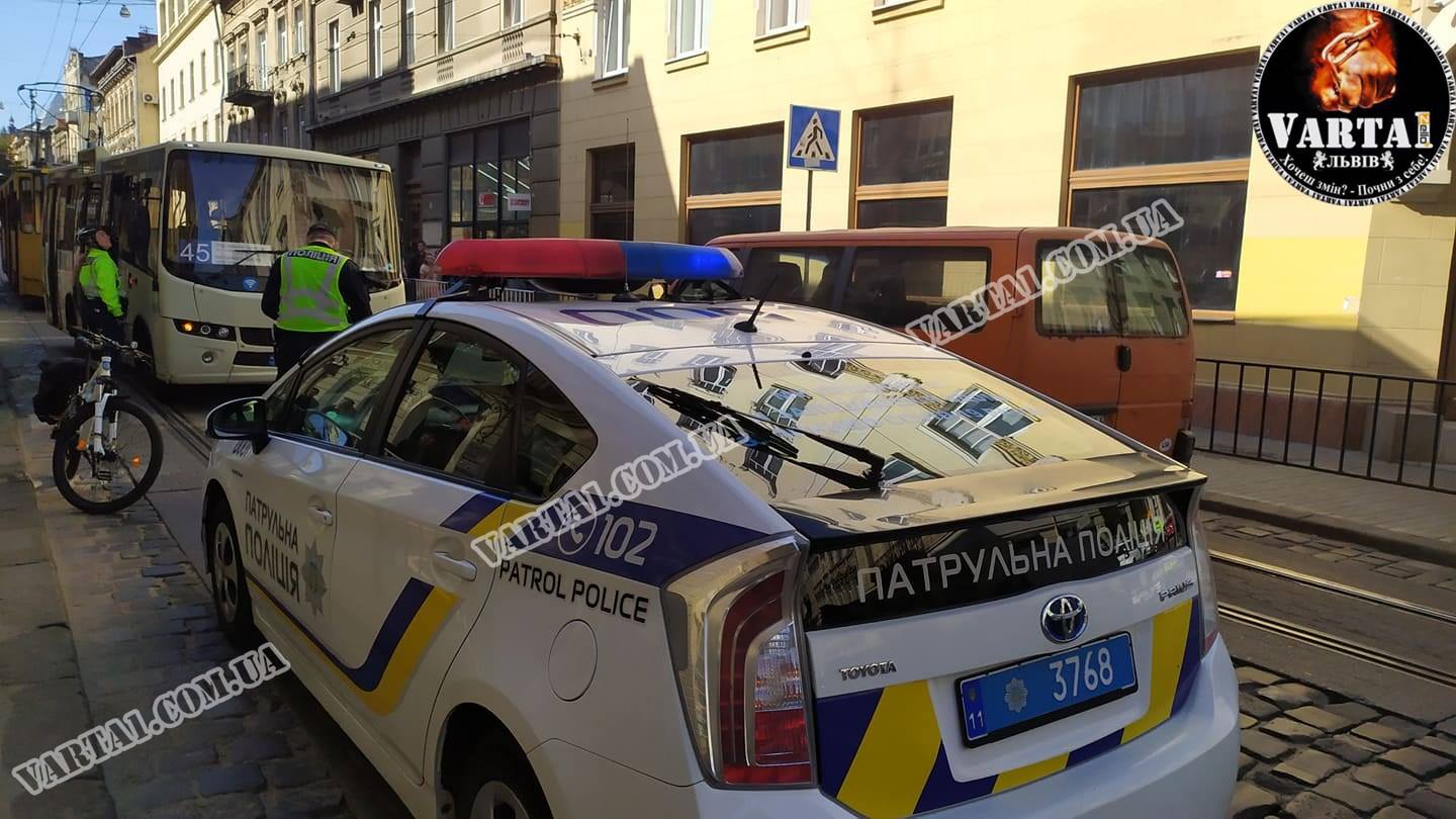 У центрі Львова маршрутка збила пішохода. Варта1