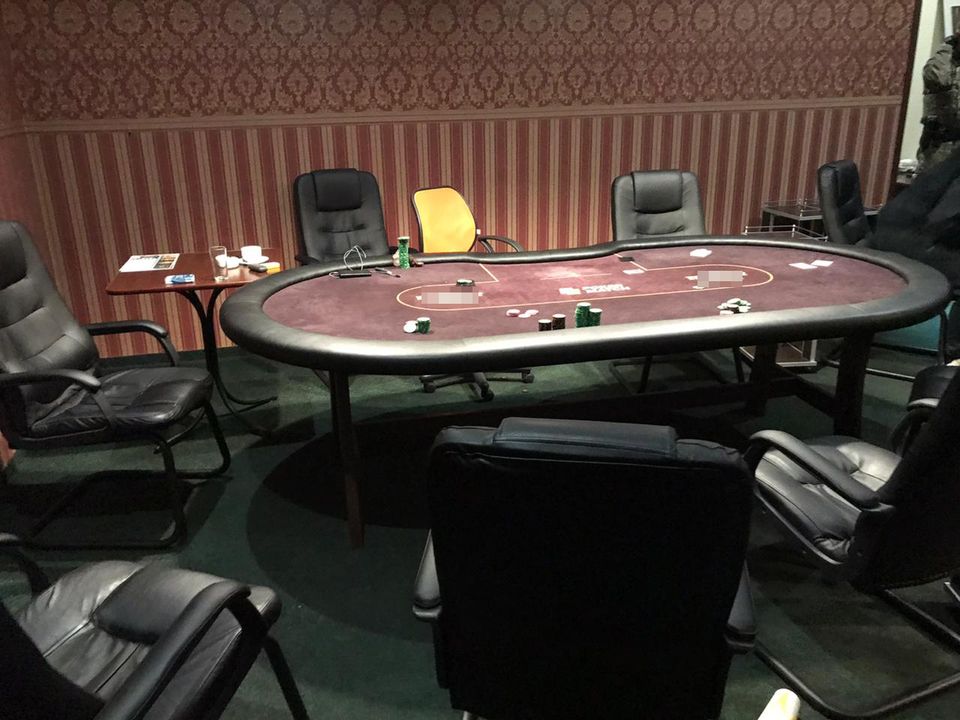 У Львові викрили гральний клуб. Фото поліції