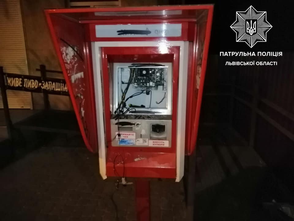 У Львові двоє чоловіків зламали платіжний термінал, щоб пограбувати його. Фото поліції