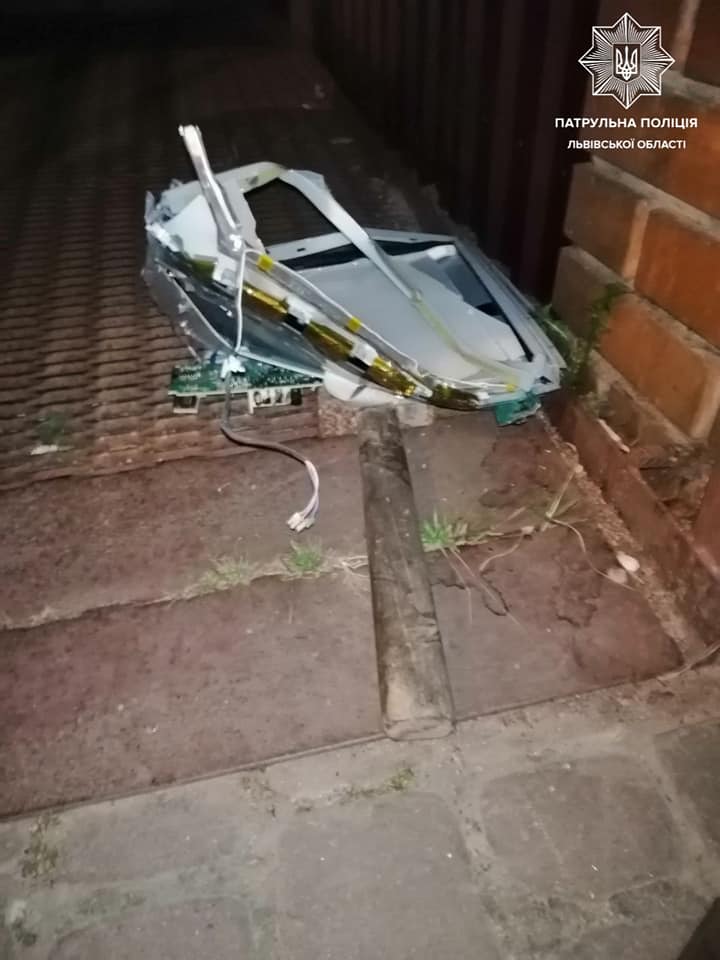 У Львові двоє чоловіків зламали платіжний термінал, щоб пограбувати його. Фото поліції