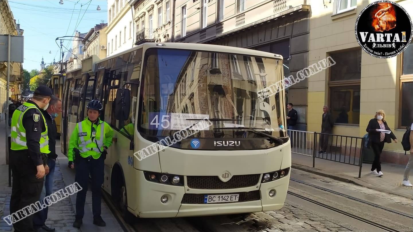 У центрі Львова маршрутка збила пішохода. Варта1