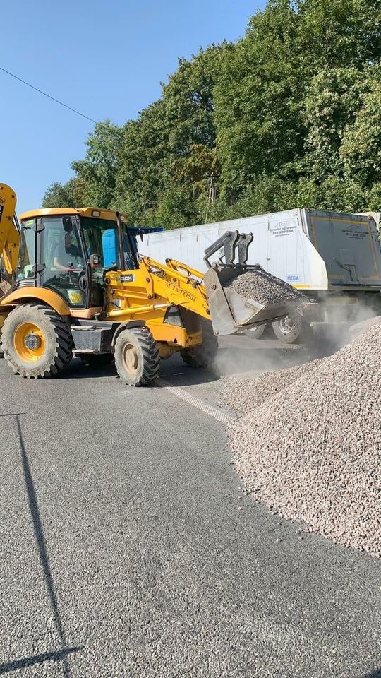 Біля Львова водій вантажівки висипав щебінь на дорогу. Фото: Служба автомобільних доріг