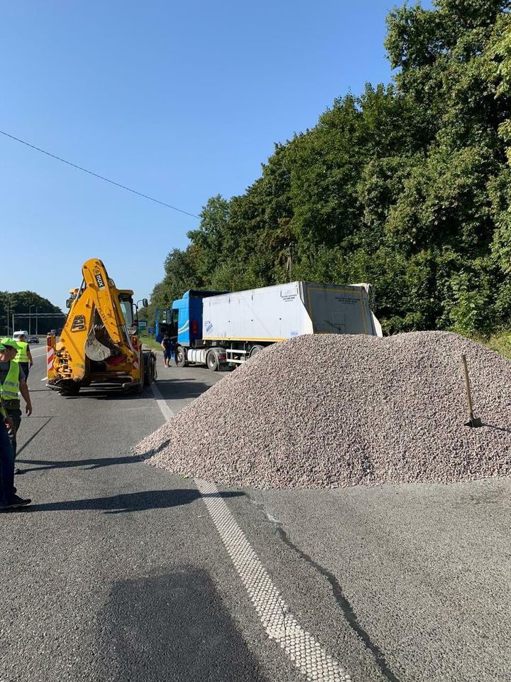 Біля Львова водій вантажівки висипав щебінь на дорогу. Фото: Служба автомобільних доріг