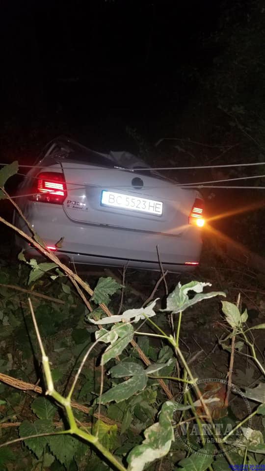 У Винниках Volkswagen Polo збив електроопору, а водій втік. Фото: Варта1