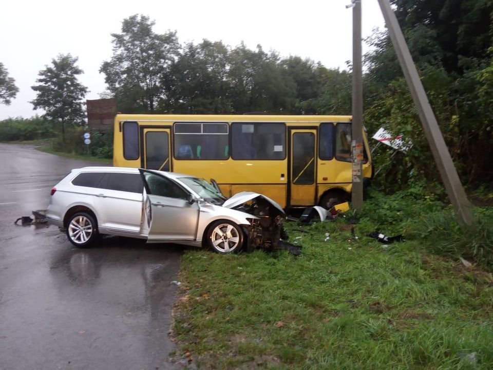Поблизу Львова у ДТП потрапила маршрутка. Фото поліції