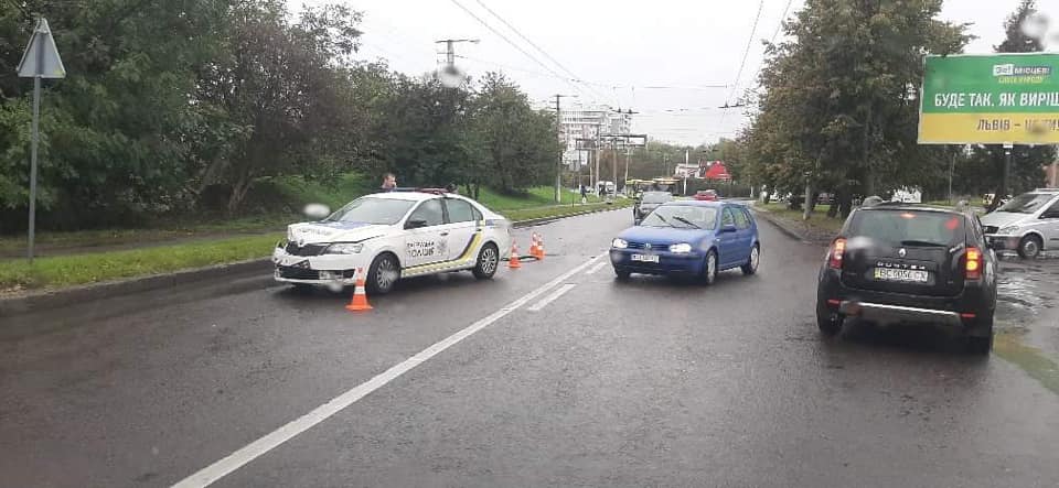 У Львові на Сихові сталася ДТП за участі автомобіля поліції. Фото: Ігор Зінкевич