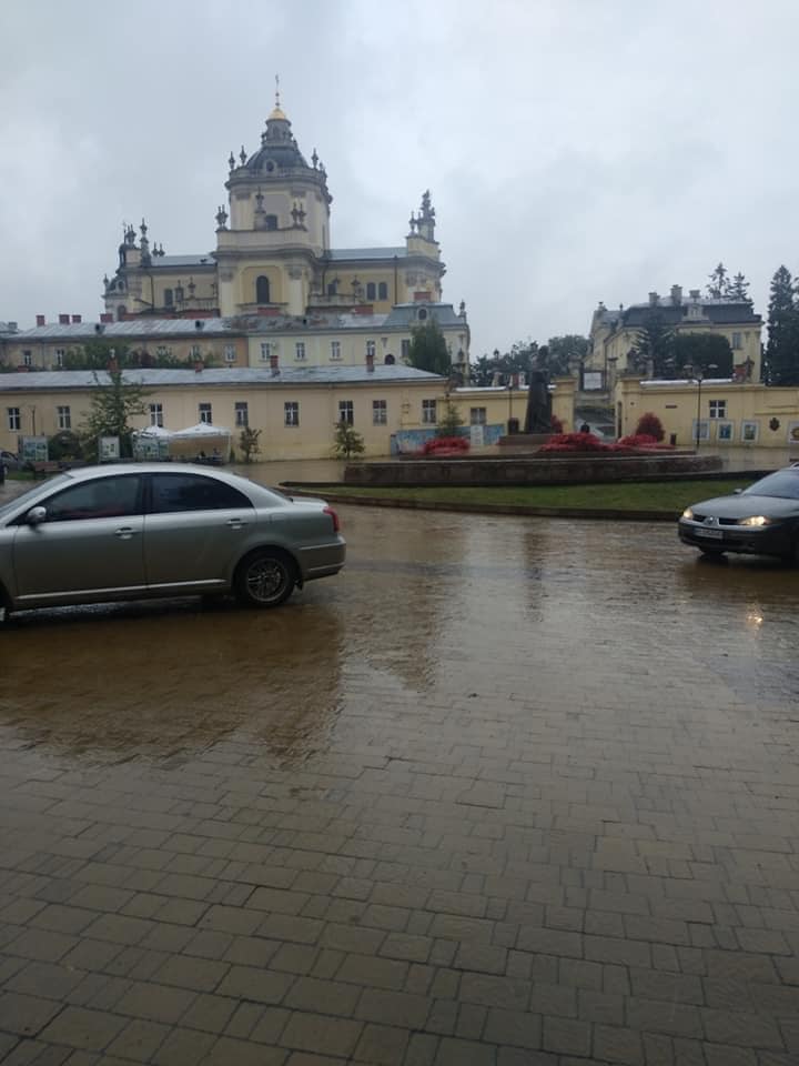У Львові автомобілі поїхали через пішохідну зону біля Собору Святого Юра. Фото: Варта1