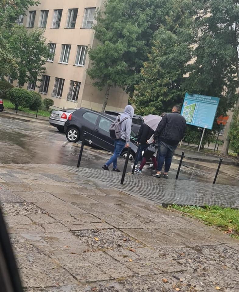 У Львові на вулиці Пекарській автомобіль провалився під землю. Фото: Ігор Зінкевич