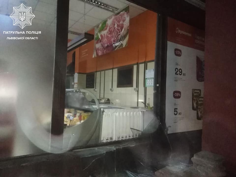 Львівські патрульні затримали на гарячому грабіжника. Фото поліції