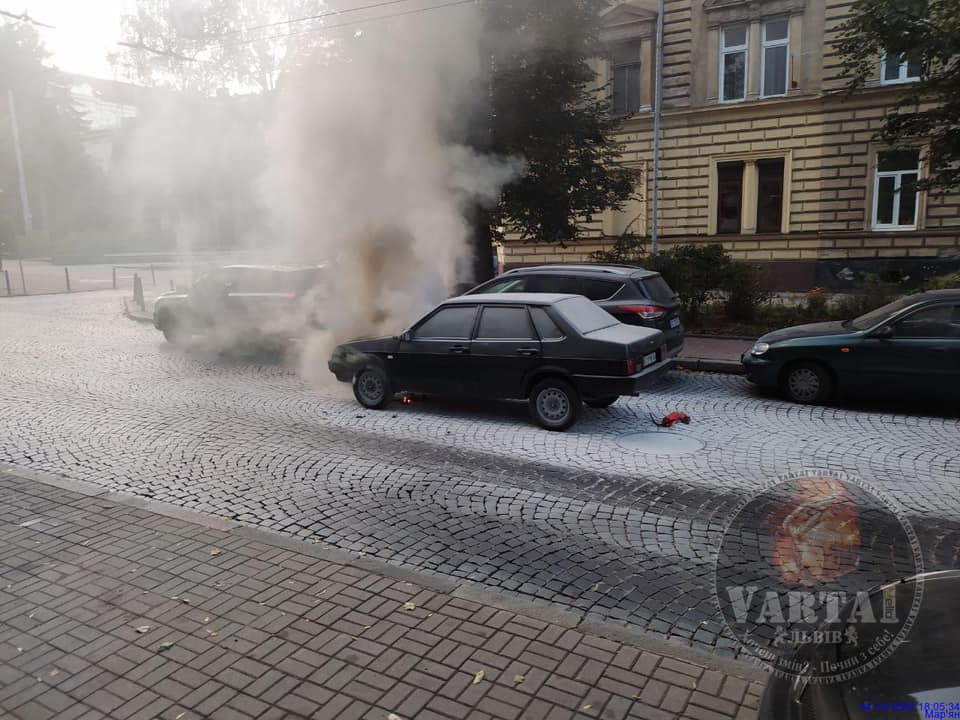 У центрі Львова під час руху загорівся автомобіль. Фото: Варта1