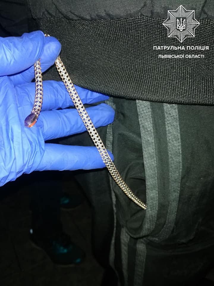 У Львові на вулиці Науковій побили і пограбували пару. Фото поліції