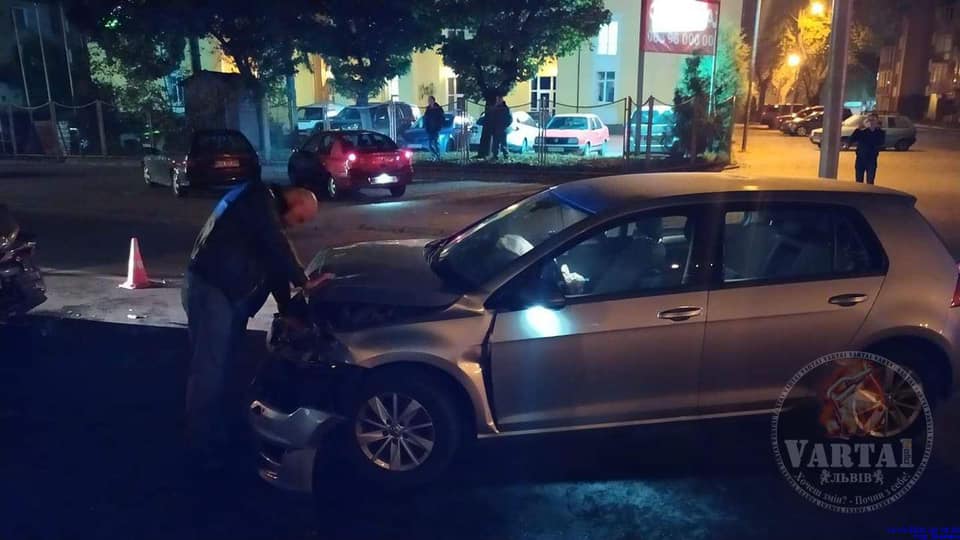 На Городоцькій лоб у лоб зіткнулися автомобілі. Фото: Варта1