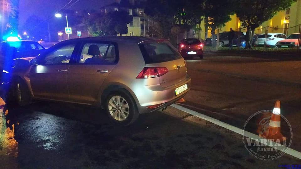 На Городоцькій лоб у лоб зіткнулися автомобілі. Фото: Варта1