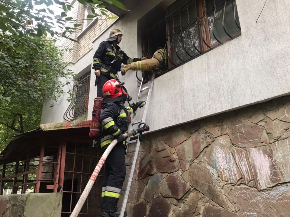 У Львові 11 жовтня сталась пожежа у квартирі багатоповерхівки. Фото: ДСНС Львівщини